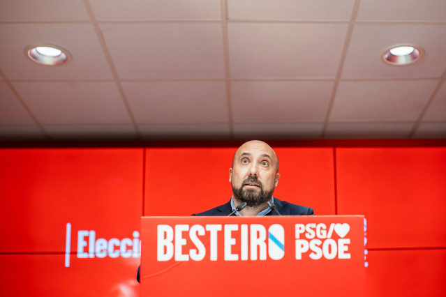 El concejal de Economía, Hacienda del ayuntamiento de A Coruña, José Manuel Lage, comparece durante el seguimiento de la jornada electoral de los comicios autonómicos de Galicia, en la sede del PSdeG, a 18 de febrero de 2024, en Santiago de Compostela, A