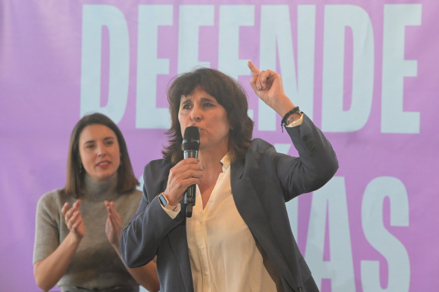 La exministra de Igualdad, Irene Montero (i), y la candidata de su partido a la Presidencia de la Xunta, Isabel Faraldo (d), durante un acto de campaña de Podemos, en el Palacio de Exposiciones y Congresos Palexco, a 10 de febrero de 2024, en A Coruña, Ga