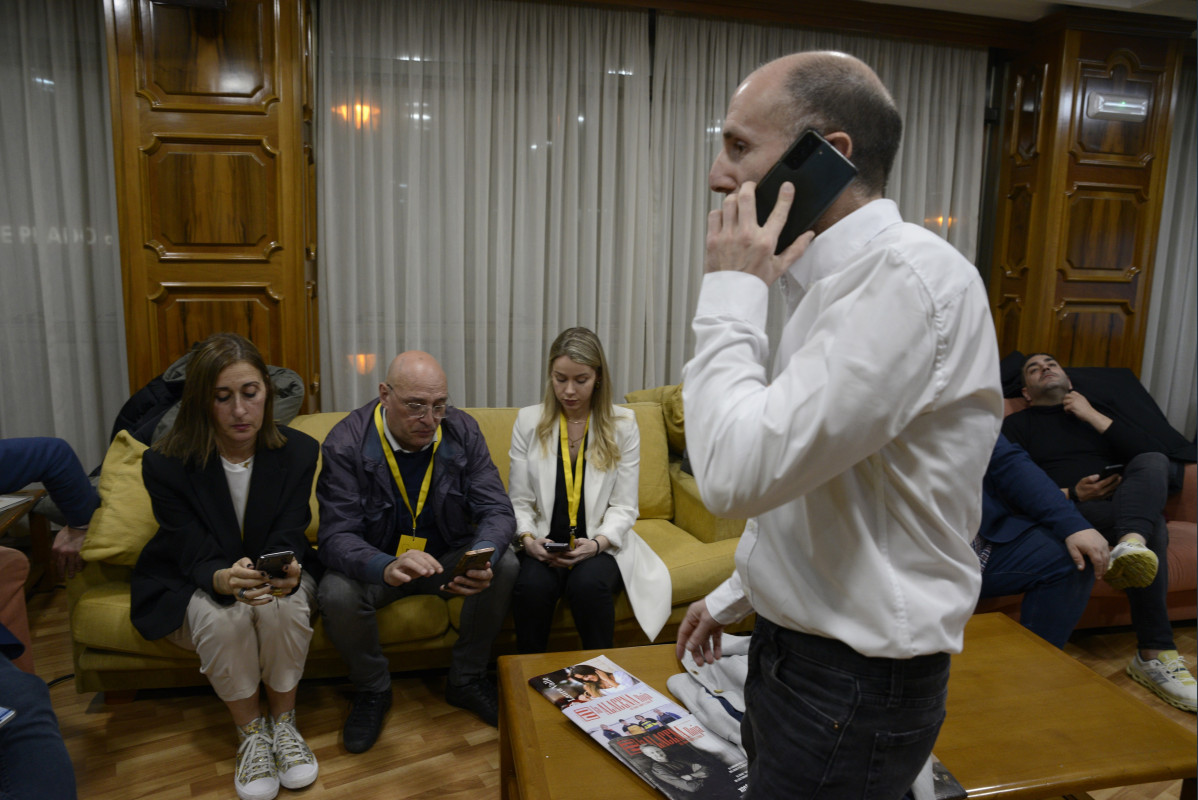 El alcalde de la ciudad y presidente de DO, Gonzalo Pérez Jácome (2d), habla por teléfono durante el seguimiento de la jornada electoral de los comicios autonómicos de Galicia, en el Hotel Princes