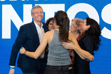Alfonso Rueda se abraza a su familia en la celebración de su victoria electoral en la sede del PPdeG