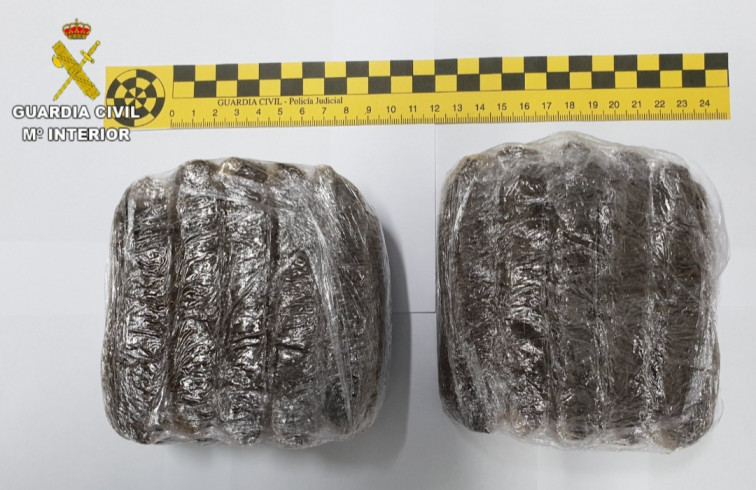 Tres detenidos en Caldas de Reis cuando transportaban un kilo de hachís en su coche