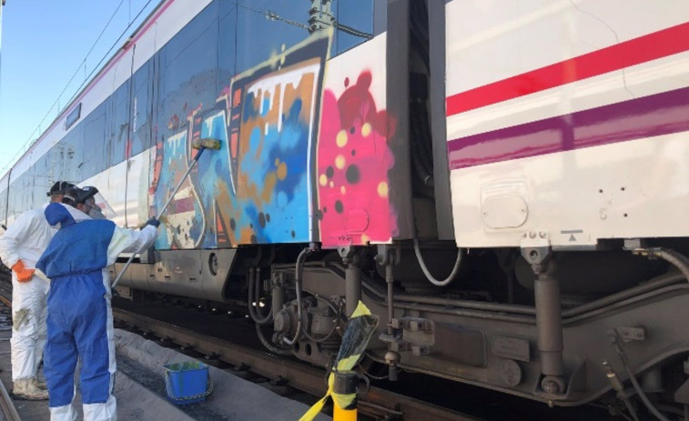 210.000 euros de coste y más de 105 horas de trabajo para limpiar los grafitis de los trenes en Galicia
