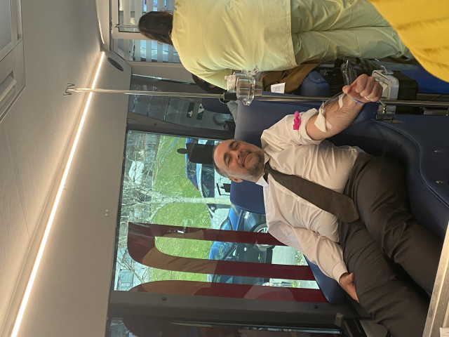 El conselleiro de Sanidade en funciones, Julio García Comesaña, donando sangre en la unidad móvil de Ados