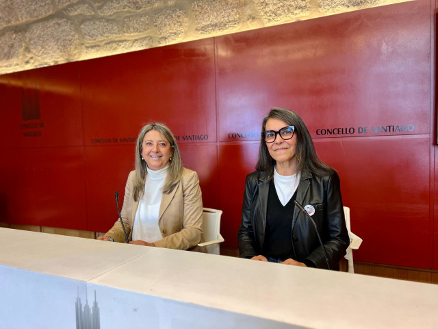Las concejalas socialistas en el Ayuntamiento de Santiago Mila Castro y Mercedes Rosón.