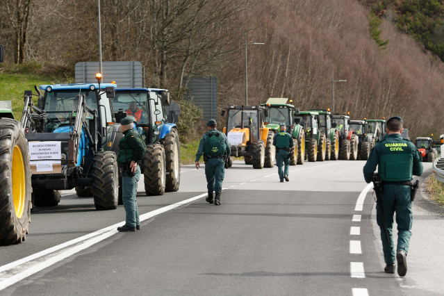 Pedrafita do Cebreiro, Lugo. Más de un centenar de agricultores y ganaderos colapsan la N-VI en su entrada a Galicia y provocan el corte de la N-VI en dirección a Madrid. En torno a 35 tractores han circulado entre las rotondas de entrada y salida