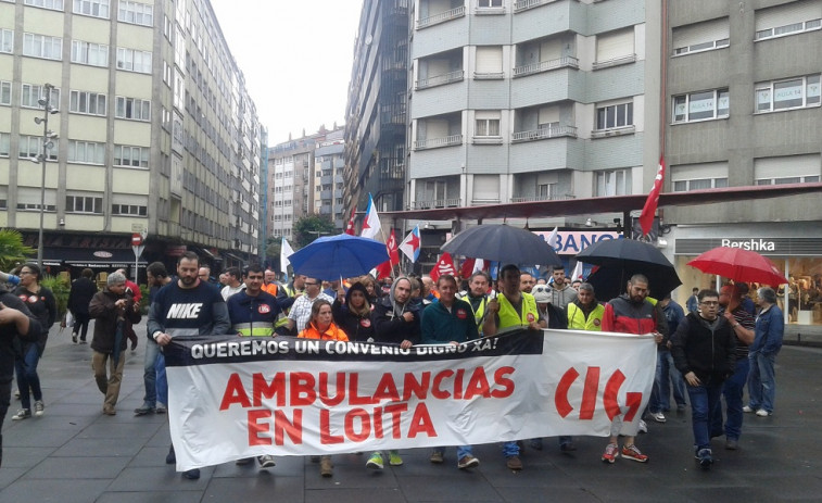 ​Os traballadores das ambulancias esixen na rúa a regularización do sector