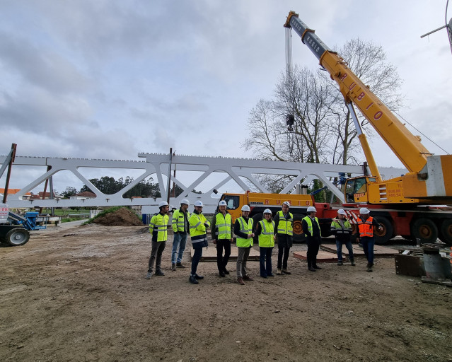 Izado del nuevo puente de Ponte Arnelas, que une Vilanova y Ribadumia