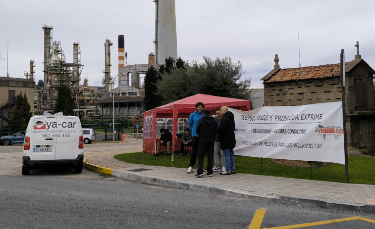Vigilantes de Prosegur mantienen su acampada ante la refinería de Repsol en defensa de mejoras laborales