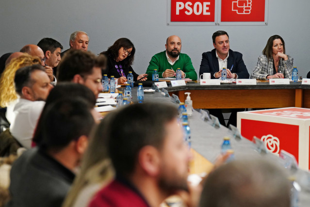 El secretario general del PSdeG, Valentín González Formoso (2d), durante una reunión extraordinaria de la Comisión Executiva Nacional Galega del PSdeG-PSOE, en la sede del partido, a 21 de febrero de 2024, en Santiago de Compostela, A Coruña, Galicia (Esp