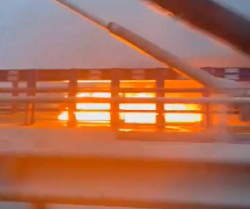 Coche ardiendo en Rande en una imagen de la CRTVG