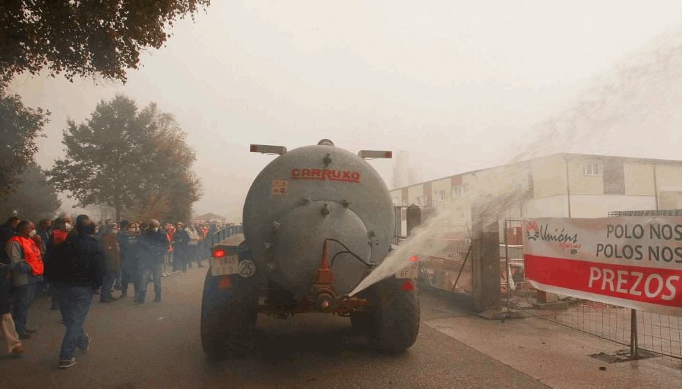 Cisterna vertiendo leche en una protesta convocada por Unións Agrarias frente Lacatalis en 2021