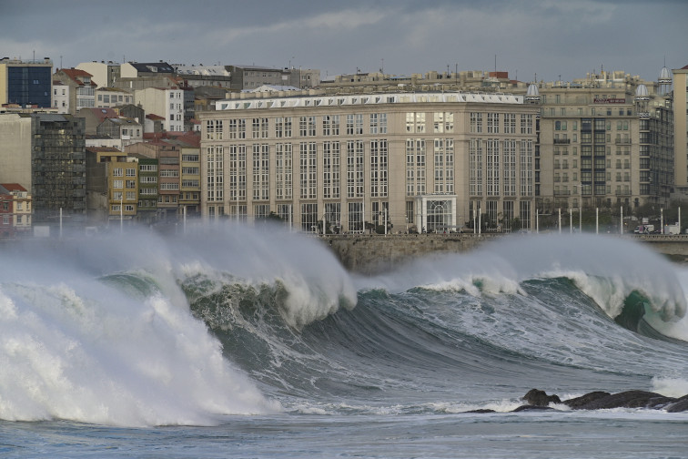 Alerta roja por temporal en la costa, con olas enormes, y nieve en el interior de Galicia