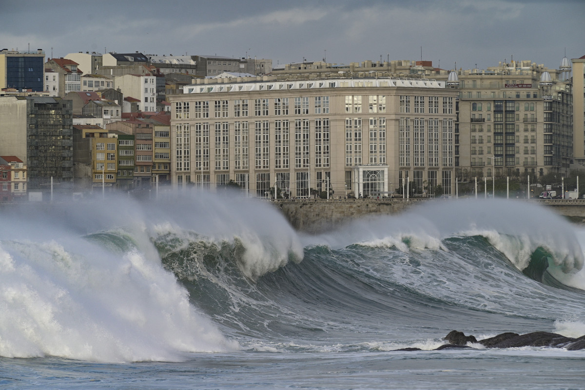 Archivo - Olas superiores a 8 metros en Playas de Riazor y Orzán, en A Coruña, Galicia (España).