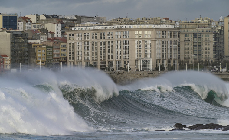 Alerta roja por temporal en la costa, con olas enormes, y nieve en el interior de Galicia