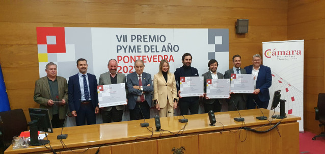 Foto de familia de los premiados en el VII Certamen Pyme del Año convocado por la Cámara de Comercio de Pontevedra, Vigo y Vilagarcía de Arousa.
