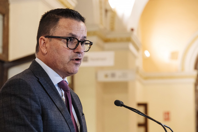 Archivo - El consejero de Medio Rural de Galicia, José González Vázquez, ofrece una rueda de prensa tras la reunión con los consejeros de Pesca de las comunidades autónomas, en la sede del Ministerio, a 18 de diciembre de 2023, en Madrid (España). El obje