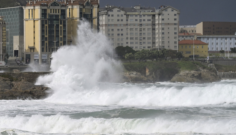 Olas durante el frente meteorológico, a 23 de febrero de 2024, en A Coruña, Galicia (España). La Agencia Estatal de Meteorología (Aemet) decretó un aviso naranja por temporal costero en el litora