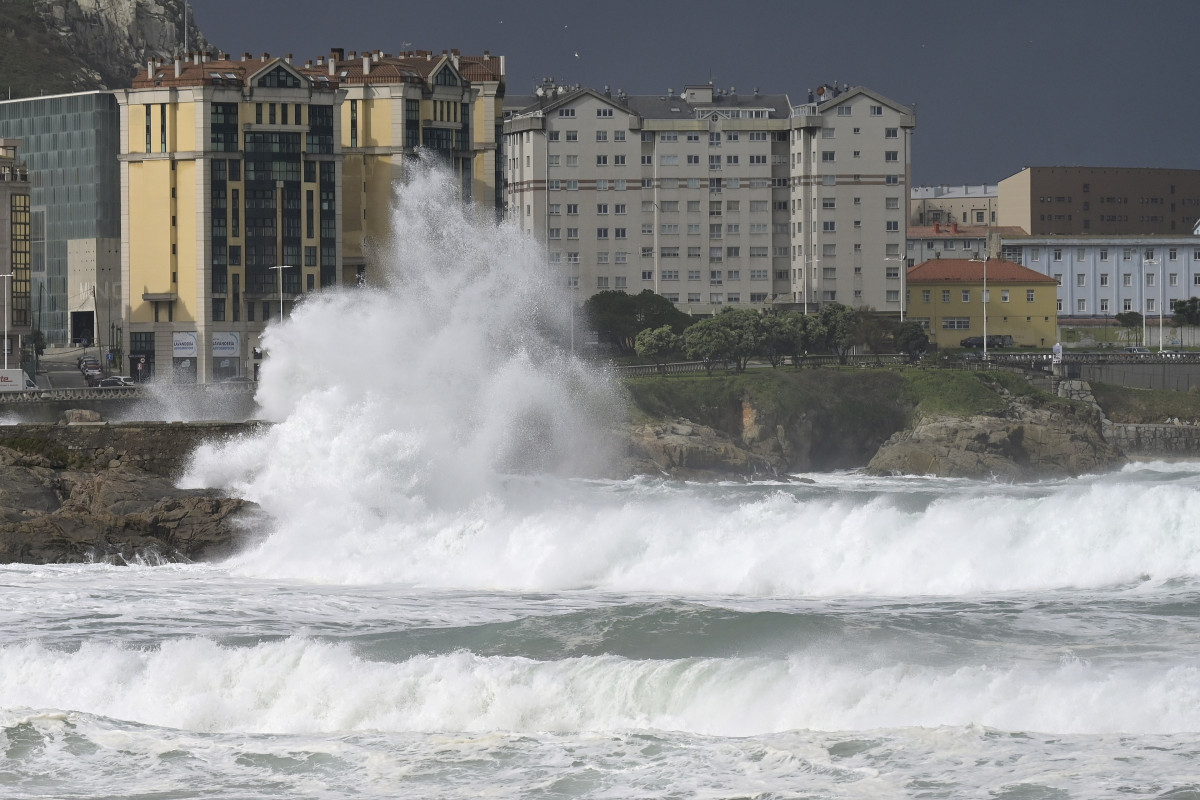 Olas durante el frente meteorológico, a 23 de febrero de 2024, en A Coruña, Galicia (España). La Agencia Estatal de Meteorología (Aemet) decretó un aviso naranja por temporal costero en el litora