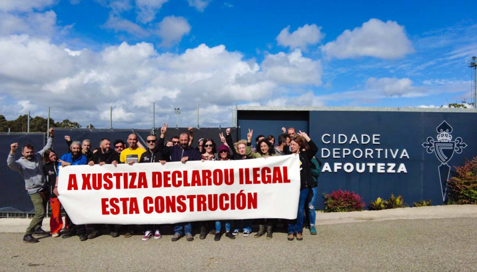 Protesta de ecologistas a las puertas de la ciudad deportiva del Celta en Mos (Pontevedra).