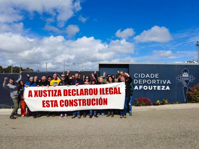 Protesta de ecologistas a las puertas de la ciudad deportiva del Celta en Mos (Pontevedra).