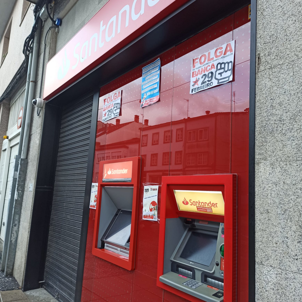 Oficina del Santander cerrada en la calle Concheiros, en Santiago, en la mañana del 26 de febrero durante el paro de dos horas convocado en la banca