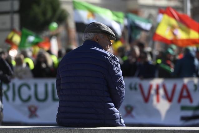 Un señor durante una concentración de agricultores frente al Ministerio de Agricultura, a 26 de febrero de 2024, en Madrid (España). Un centenar de tractores y miles de agricultores, convocados por las organizaciones agrarias Asaja, COAG y UPA, procedente