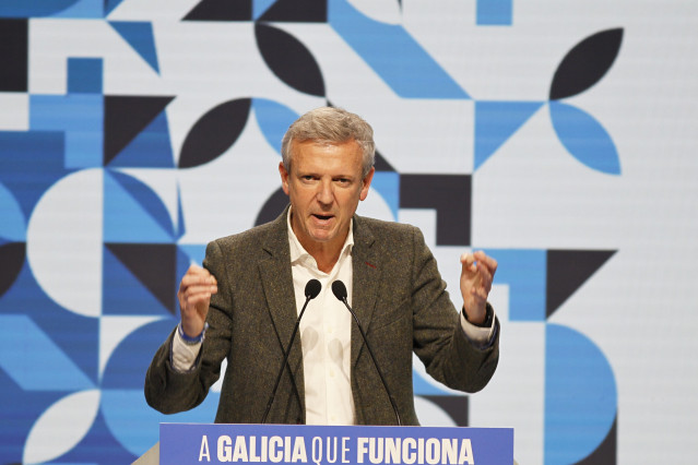 El presidente de la Xunta de Galicia y candidato del PP a la reelección, Alfonso Rueda, interviene durante el cierre de la campaña electoral del PP, a 16 de febrero de 2024, en Palexco, A Coruña, Galicia (España). Este último encuentro se enmarca dentro d