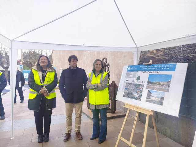 La conselleira de Infraestruturas e Mobilidade, Ethel Vázquez (d), el director de la AXI, Francisco Menéndez (c), y la delegada de la Xunta en Vigo, Ana Ortiz (i), visitan las obras de humanización de la Avenida de Galicia en Vigo, a 26 de febrero de 2024
