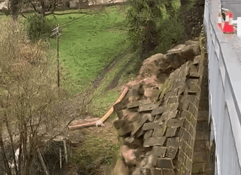 Momento en el que cae el puente en Xunquiera de Espadanedo en una imagen publicada por el PSdeG
