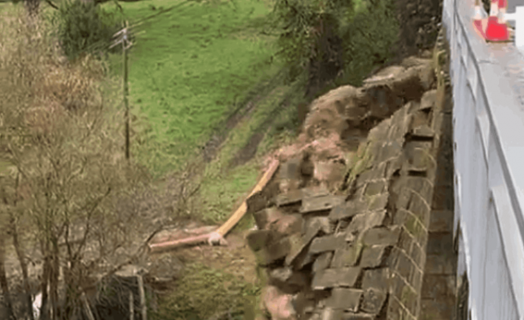 Así cayó (vídeo) un puente debido a la lluvias en Xunqueira de Espadanedo