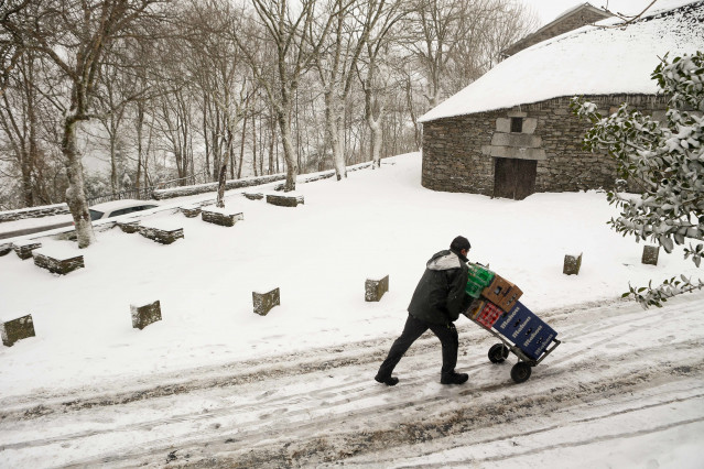Un hombre camina sobre la nieve, a 23 de febrero de 2024, en Pedrafita do Cebreiro, Lugo, Galicia (España). Ayer llegó a la península un frente activo procedente de Islandia, que ha hecho que las temperaturas vuelvan a quedar bajo cero en puntos como Pedr