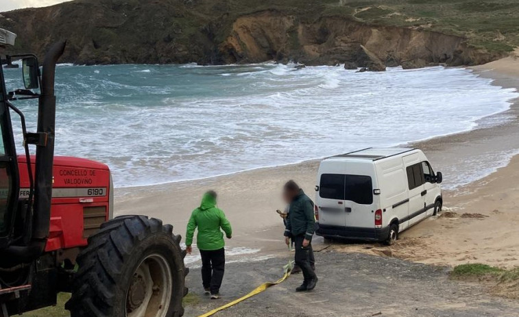 Un tractor tiene que remolcar la furgoneta que acabó encallada en la playa de Os Botes, Valdoviño