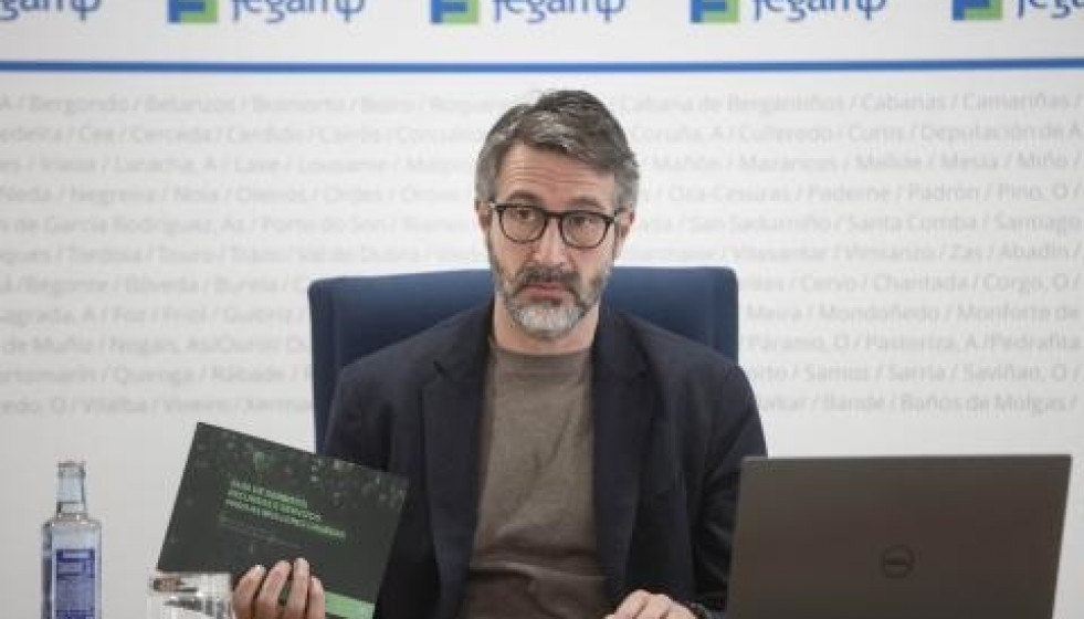 Archivo - El presidente de la Fegamp, Alberto Varela, presenta una guía de recursos y servicios disponibles para mujeres