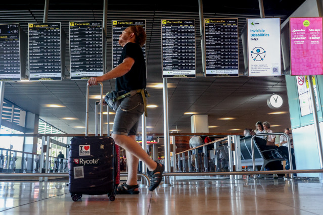 Archivo - Un hombre con una maleta en el aeropuerto Adolfo Suárez-Madrid Barajas, a 4 de agosto de 2023, en Madrid (España). El Ministerio de Consumo informó ayer, 3 de agosto, de que ha incoado una serie de expedientes sancionadores a varias aerolíneas l