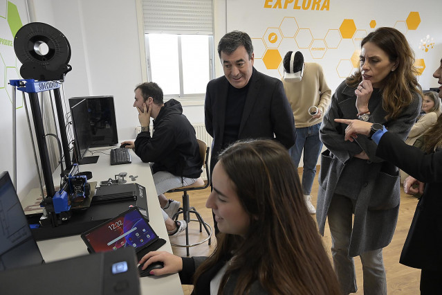 Archivo - El conselleiro de Cultura, Educación, FP e Universidades en funciones,, Román Rodríguez, visita el Instituto IES A Sardiñeira