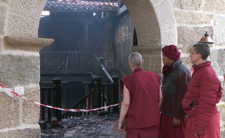 Se reactiva el incendio en el templo budista de San Amaro, arrasado el martes por las llamas