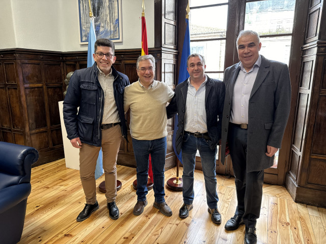 El presidente de la Diputación de Ourense, Luis Menor, se reúne con representantes del sector funerario