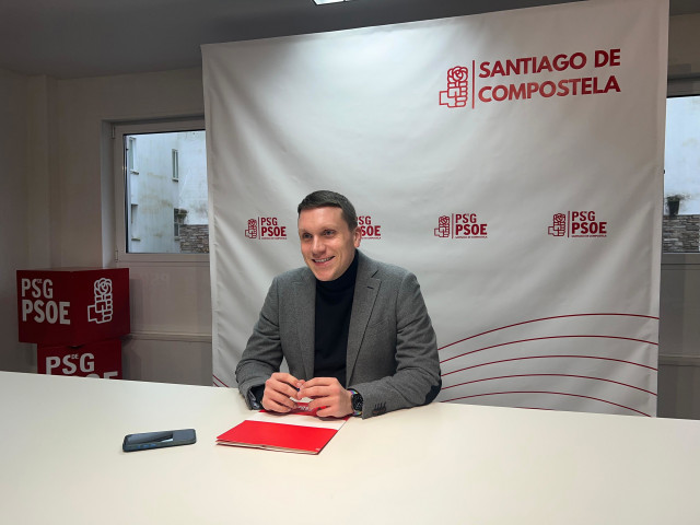 El secretario xeral del PSOE compostelano, Aitor Bouza, en rueda de prensa
