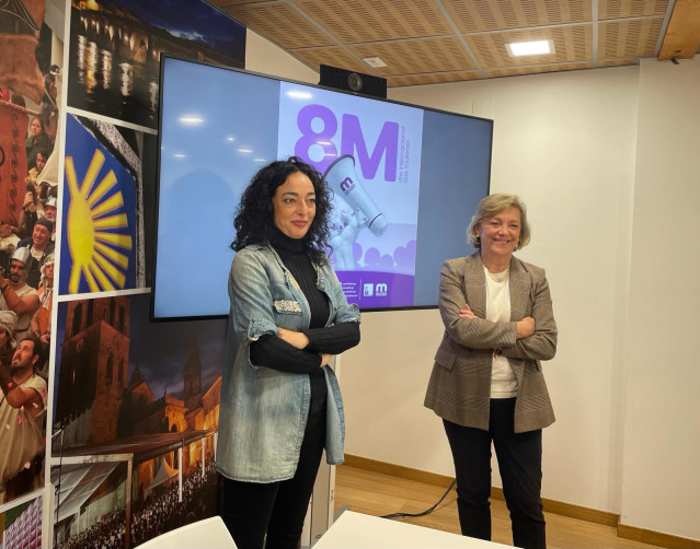 La alcaldesa de Lugo (d), Paula Alvarellos, y la concejala de Cohesión Social y Territorial, Ana Abelleira (i), durante la presentación este viernes del programa del Ayuntamiento para la conmemoración del 8M. En Lugo, a 1 de marzo de 2024.
