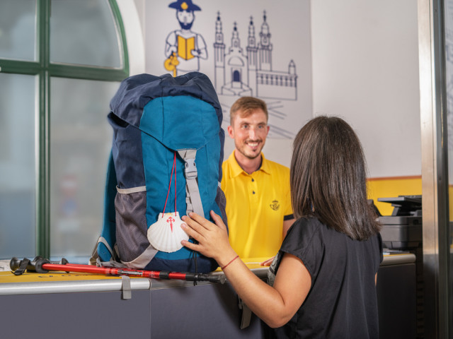 Archivo - Consigna para peregrinos en Correos, en Santiago