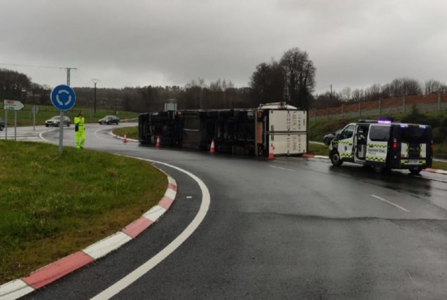 Herida la conductora de un camión de jamones al salirse de la vía en Carballedo (Lugo)