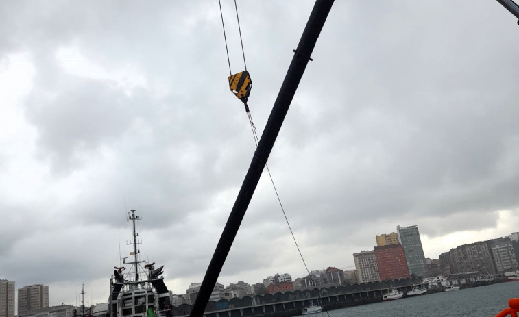 Retiradas dos grandes tuberías peligrosas para la navegación en A Coruña