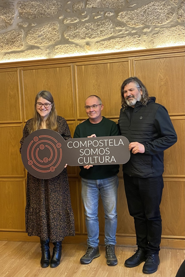 El concejal de Dereitos e Servizos Sociais, Promoción Económica e Xuventude en funciones, Xan Duro, junto a Carme Casado y Xacobe Martínez en la presentación del programa 'Compostela Somos Cultura'.
