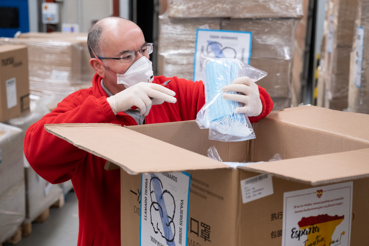 Mascarillas en la plataforma logu00edstica del SERGAS en una imagen de la Xunta