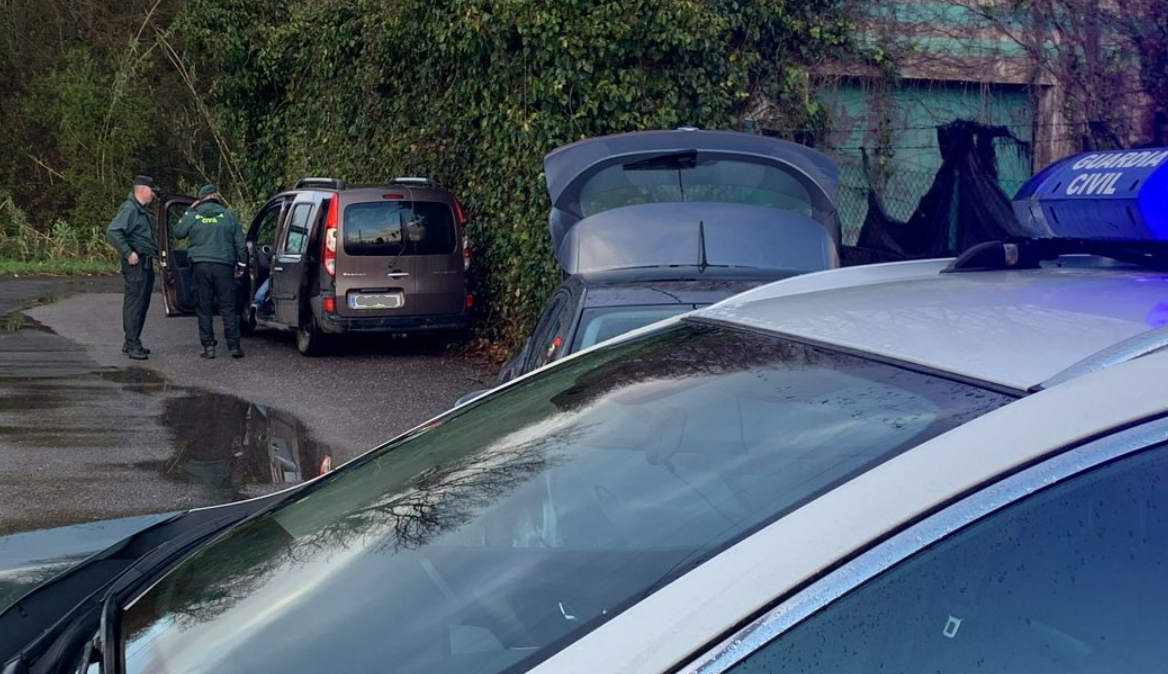 La Guardia Civil registra la furgoneta en la que el ladru00f3n se llevu00f3 al niu00f1o en una foto de la CRTVG