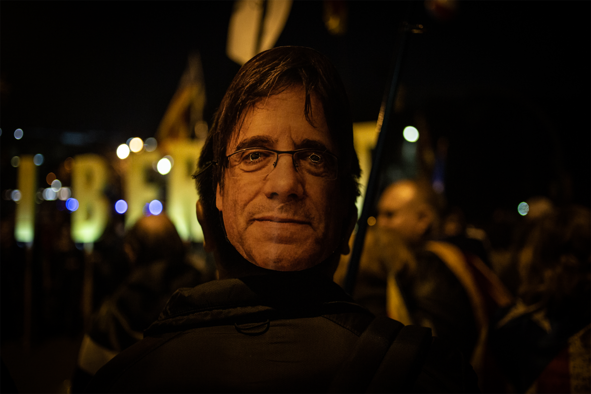 Archivo - un manifestante porta una mascara de Puigdemont durante la manifestación convocada por Tsunami Democratic por el partido entre el FC Barcelona-Real Madrid en el Camp Nou, a 18 de diciembre de 2019