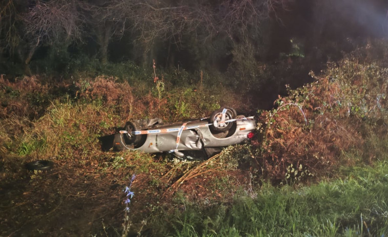 Sale casi ileso pese a caer en su deportivo por un terraplén en Reboredo, Bergondo