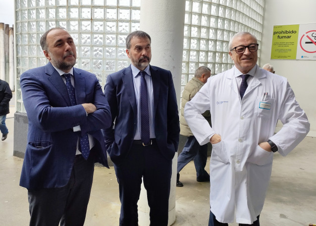 El conselleiro de Sanidade, Julio García Comesaña (i); el director xeral de Asistencia Sanitaria, Jorge Aboal (c); y el gerente del Chuvi, Javier Puente (d), a la entrada del hospital Meixoeiro de Vigo, a 5 de marzo de 2024.