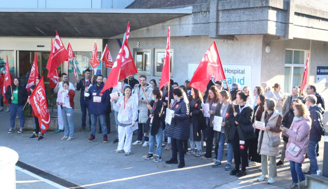 Archivo - Concentración de los trabajadores de la sanidad privada de la provincia de A Coruña.