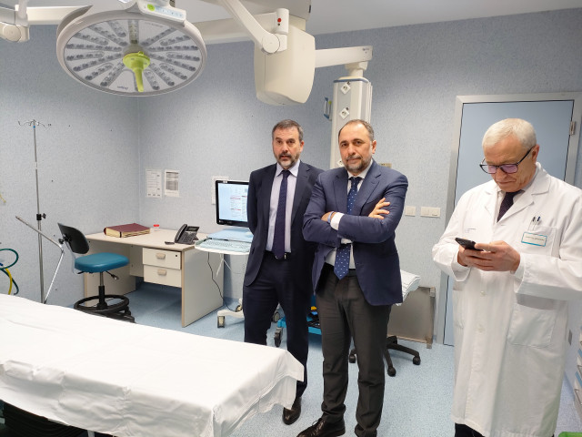El conselleiro de Sanidade, Julio García Comesaña (c), junto al director xeral de Asistencia Sanitaria, Jorge Aboal, y el gerente del Chuvi, Javier Puente, visitan el área del Meixoeiro donde se ubicará el nuevo servicio de Cirugía Maxilofacial.